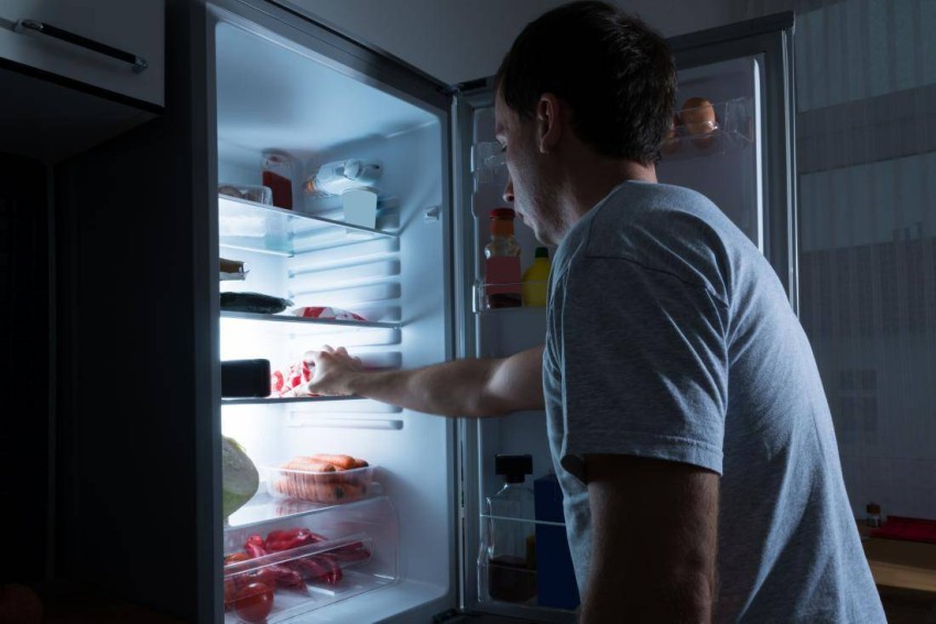3 طرق للتوقف عن التسلّل إلى الثلاجة في وقت متأخر