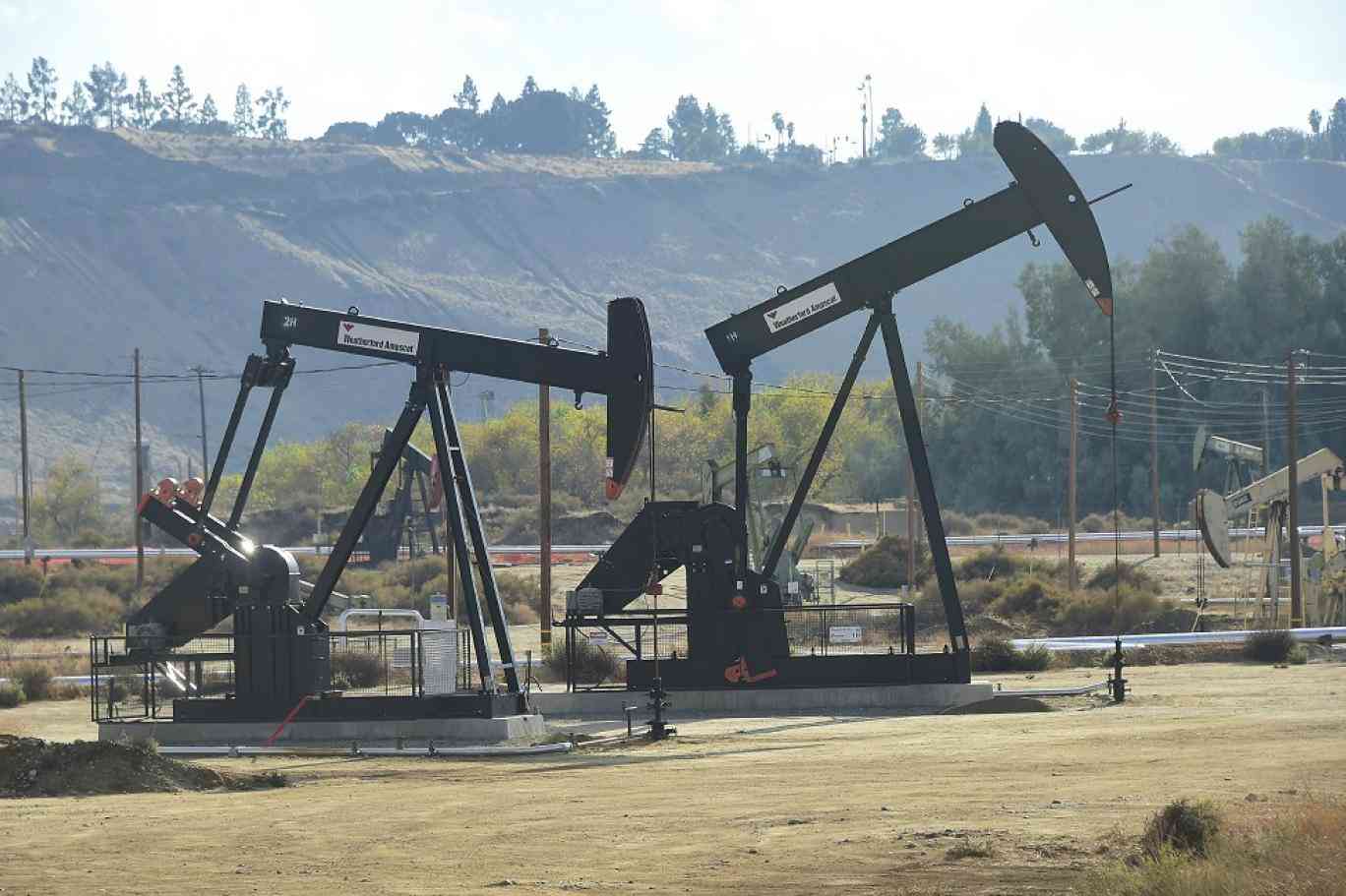 النفط يتراجع في ظل ضبابية تعافي الطلب بفعل حالات كورونا