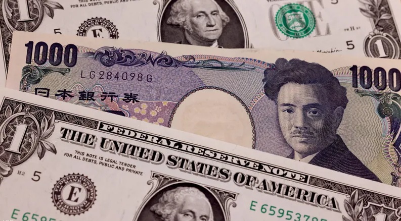 الدولار ينخفض بعد تجاوز الين عتبة 150 مقابل العملة الأميركي