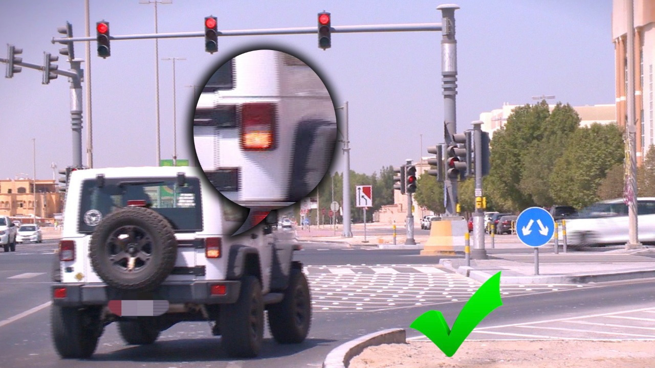 شرطة أبوظبي تحث السائقين على استخدام  إشارات تغيير الإتجاه بالمركبة