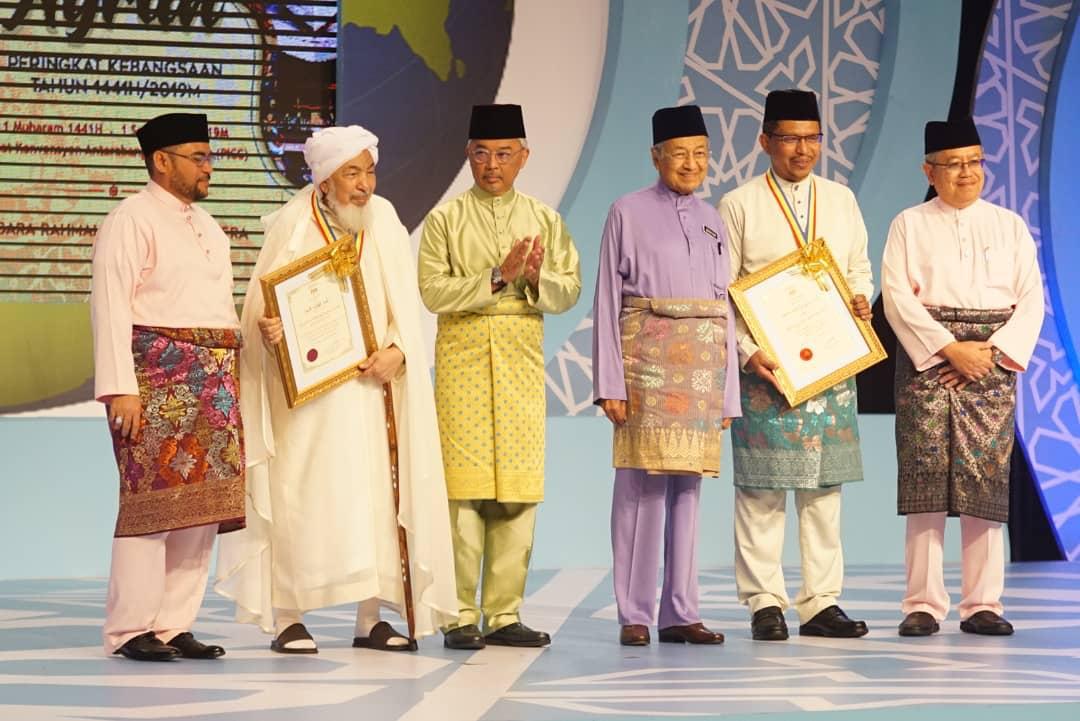 ملك ماليزيا يكرم رئيس مجلس الإمارات للإفتاء الشرعي