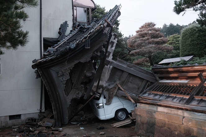 إنقاذ تسعينية من تحت الأنقاض بعد 5 أيام من وقوع الزلزال في اليابان