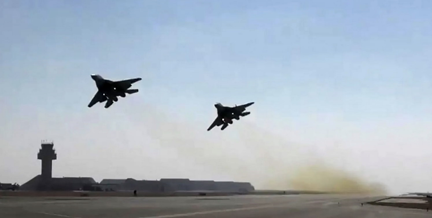 سقوط طائرة مقاتلة مصرية خلال "أنشطة تدريبية"