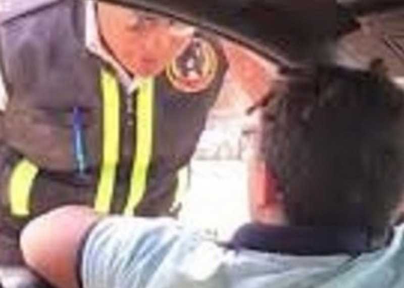 سخر من الشرطي لعدم ارتداء الكمامة.. طفل مصري يقود سيارة بطريقة جنونية