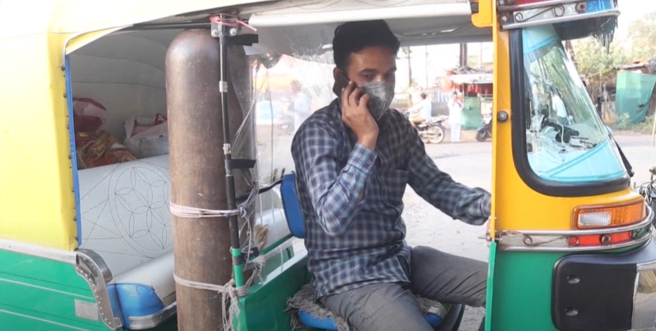 رجل هندي يحوّل عربته "التوك التوك" إلى إسعاف لنقل مصابي كورونا مجانًا