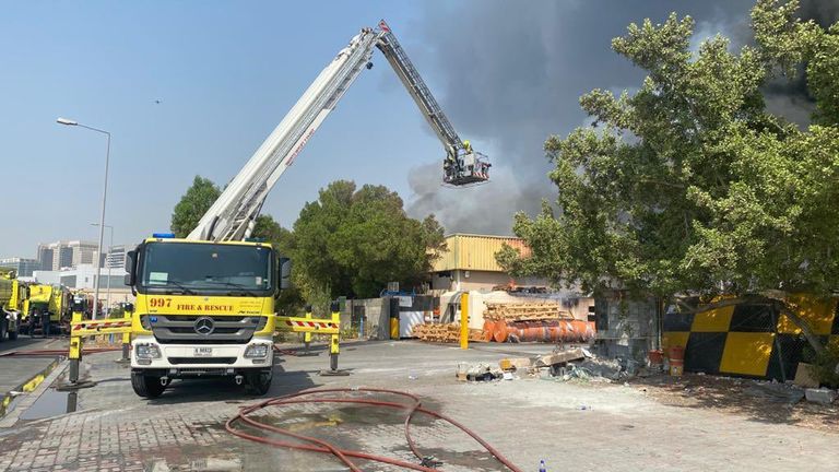 دفاع مدني دبي ينقذ محصورين في حريق بفندق في الرقة