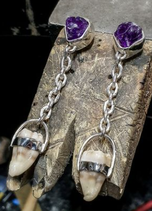 شابة أسترالية تُصمم مجوهرات من أسنان الموتى لتخليد ذكرى المتوفين