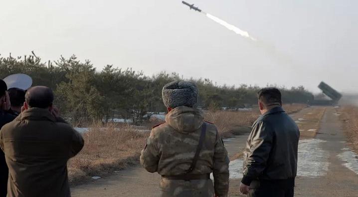 زعيم كوريا الشمالية يشرف على اختبار صاروخ جديد