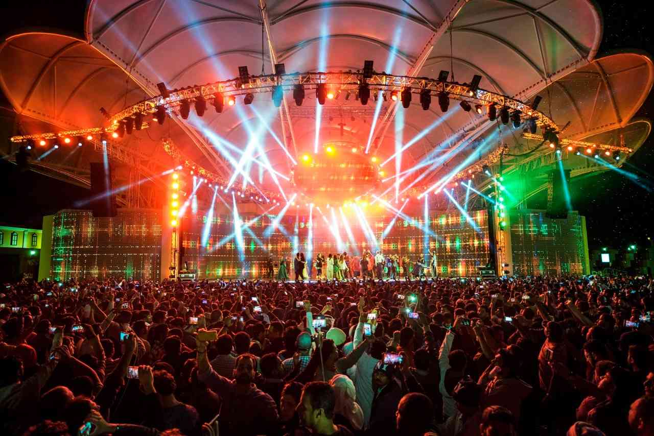 القرية العالمية تنظم أكبر حفل افتراضي لموسيقى الروك في دبي