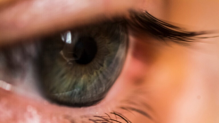 دراسة: لون عينيك قد يحدد خطر الإصابة بمشكلات صحية