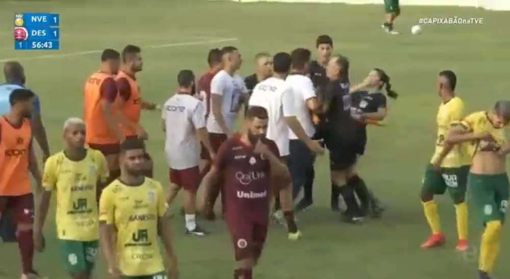 مدرب برازيلي يفقد أعصابه وينطح مساعدة الحكم (فيديو)