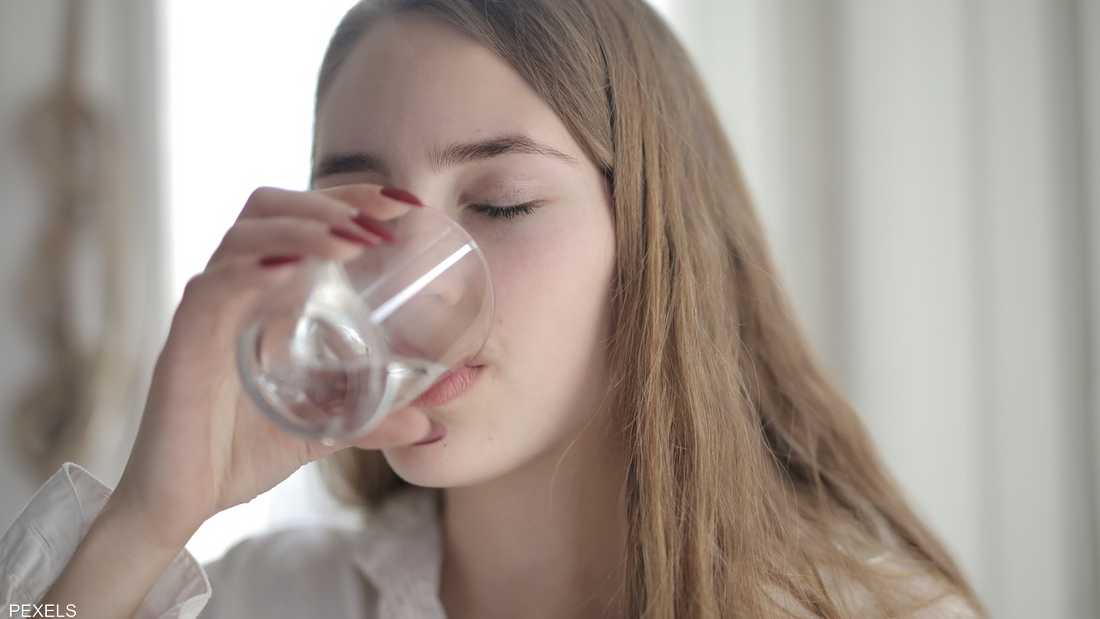 5 فوائد "مذهلة" لشرب الماء فور الاستيقاظ