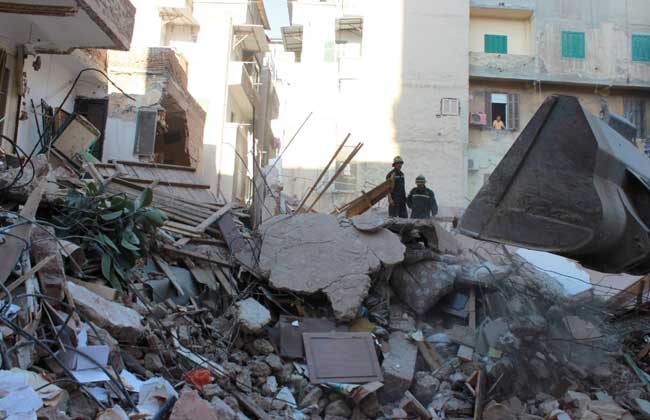 مصرع 5 أشخاص في انهيار عقار بالإسكندرية