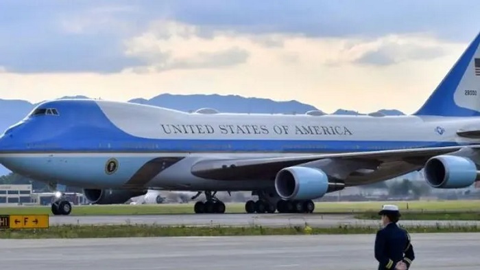 البيت الأبيض يشكو سرقات الصحفيين مقتنيات من طائرة الرئاسة