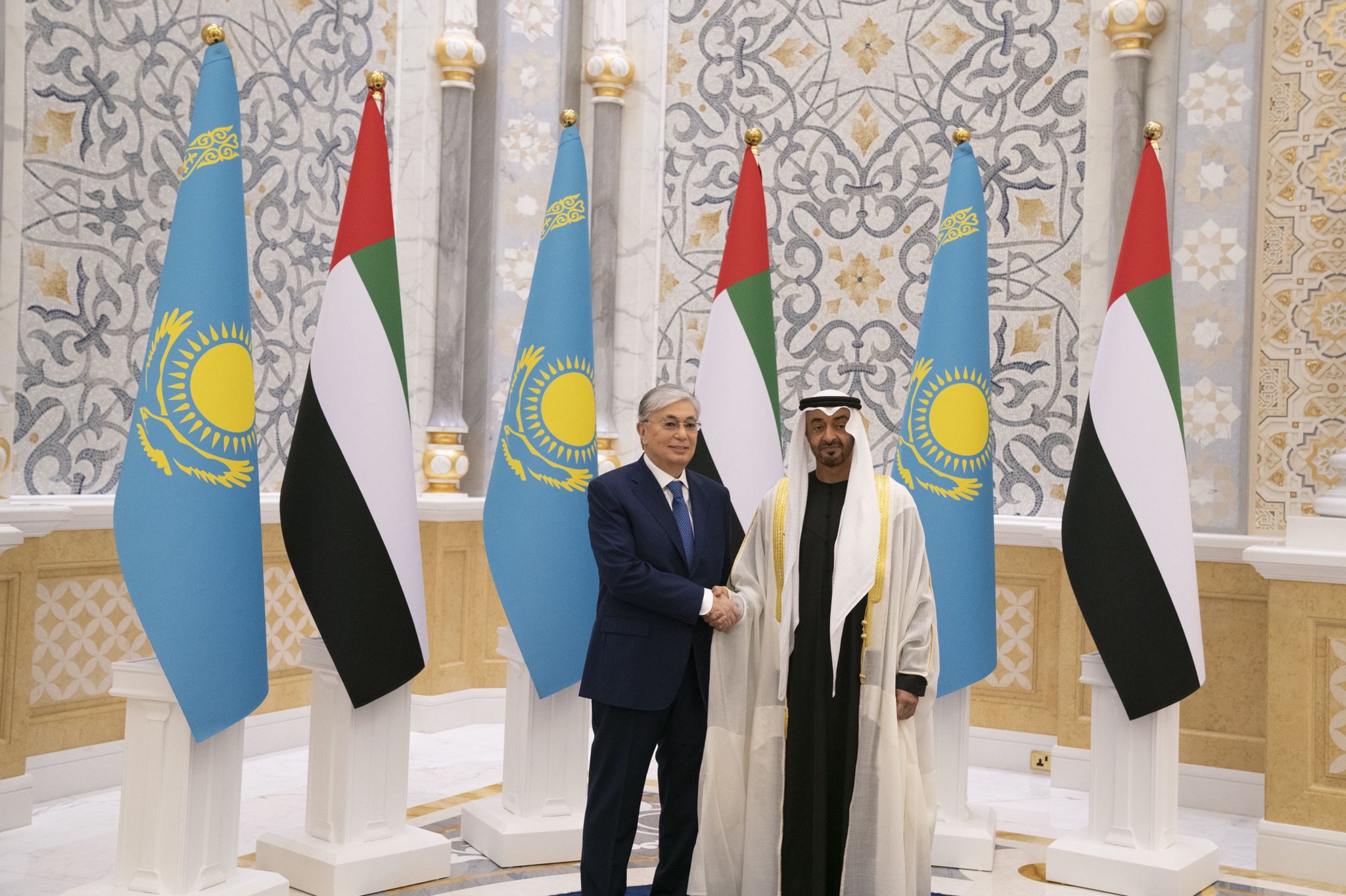 محمد بن زايد يستقبل رئيس كازاخستان في أول زيارة له للدولة