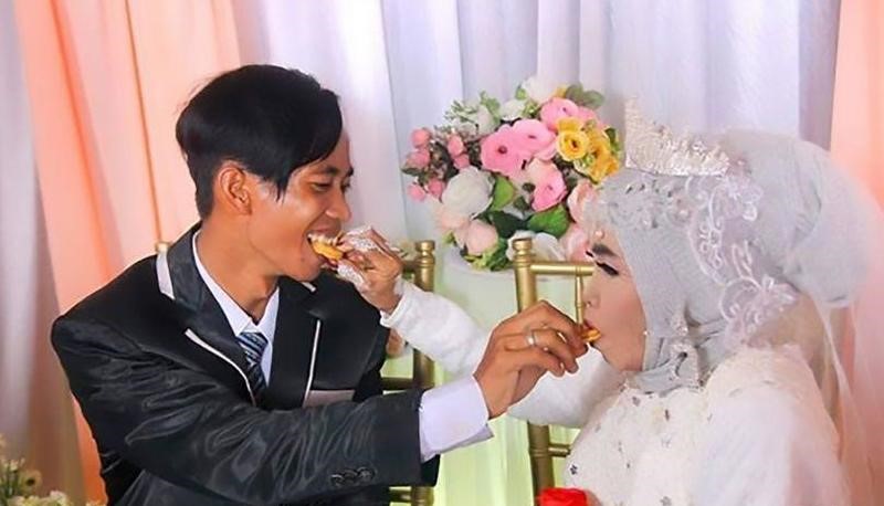 إندونيسية مُسنّة تتزوج شاباً يصغرها بـ(41 عاماً) بعد أن تبنّته!