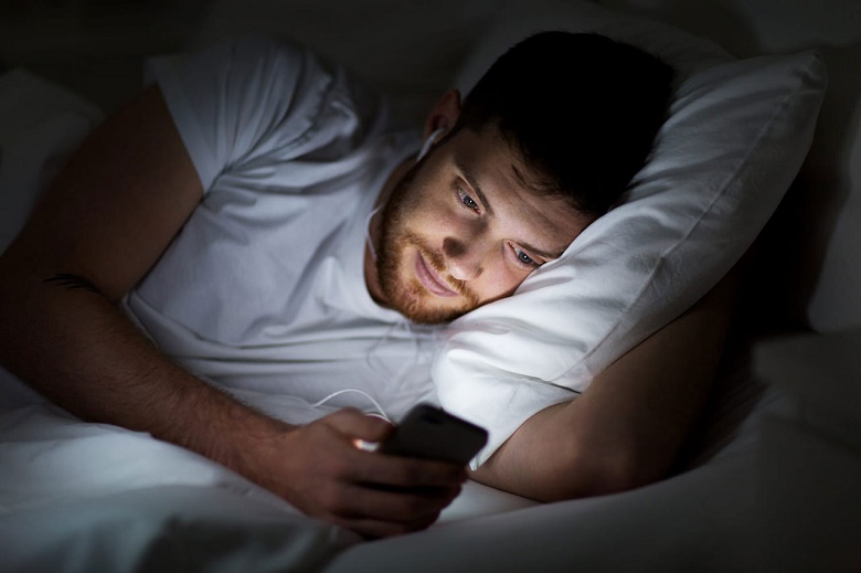 دراسة تربط بين اضطرابات النوم واستخدام وسائل التواصل