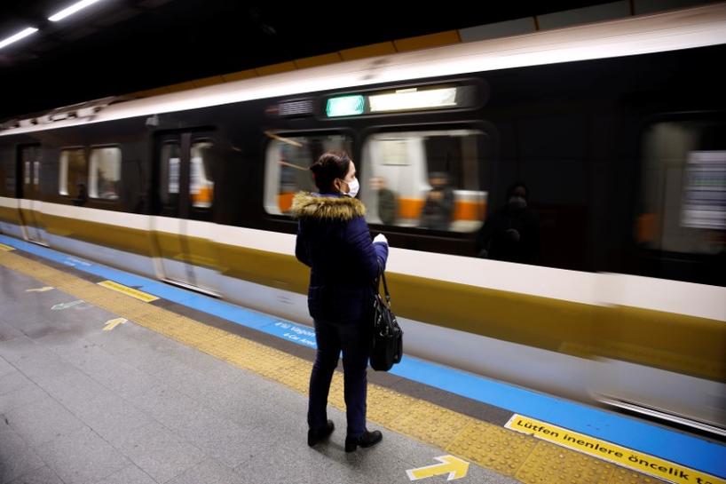 امرأة تتعرّض لهجوم شديد في مترو أنقرة بسبب خلعها "الكمامة"