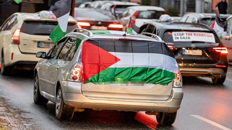 شرطة أستراليا تبحث عن مجهول زرع عبوة ناسفة بسيارة رجل رفَع علَم فلسطين على منزله