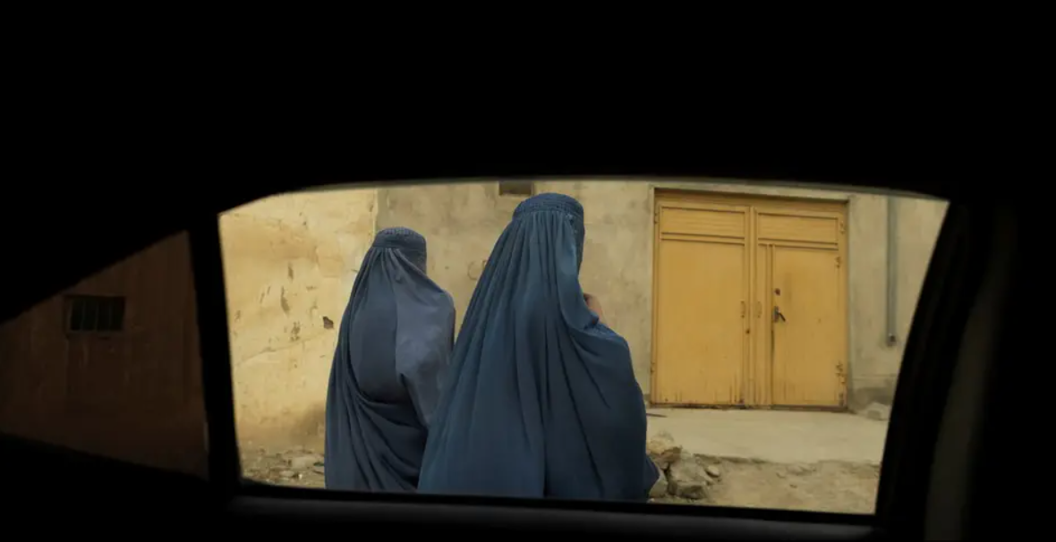 طالبان تفرض على النساء ارتداء البرقع في الأماكن العامة
