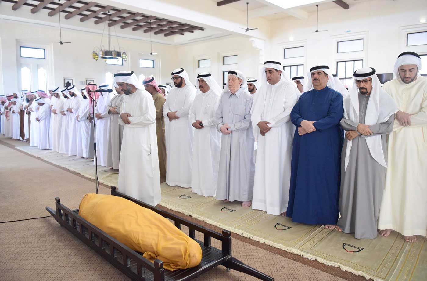 حاكم أم القيوين وولي عهده يؤديان صلاة الجنازة على جثمان محمد بن حميد بن عبدالرحمن الشامسي