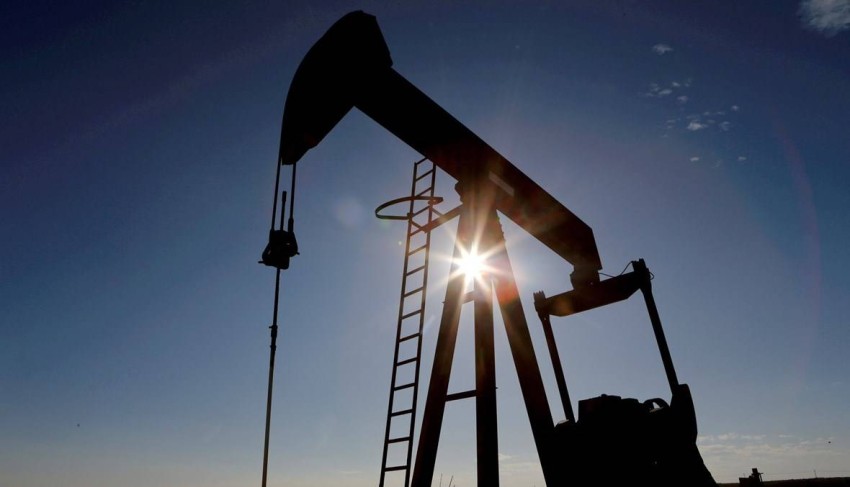 النفط يغلق مرتفعا 2% من أدنى مستوى له في 9 أشهر