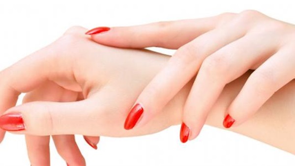 خبراء التجميل يكشفون عن وصفات طبيعية لتنعيم اليدين! 