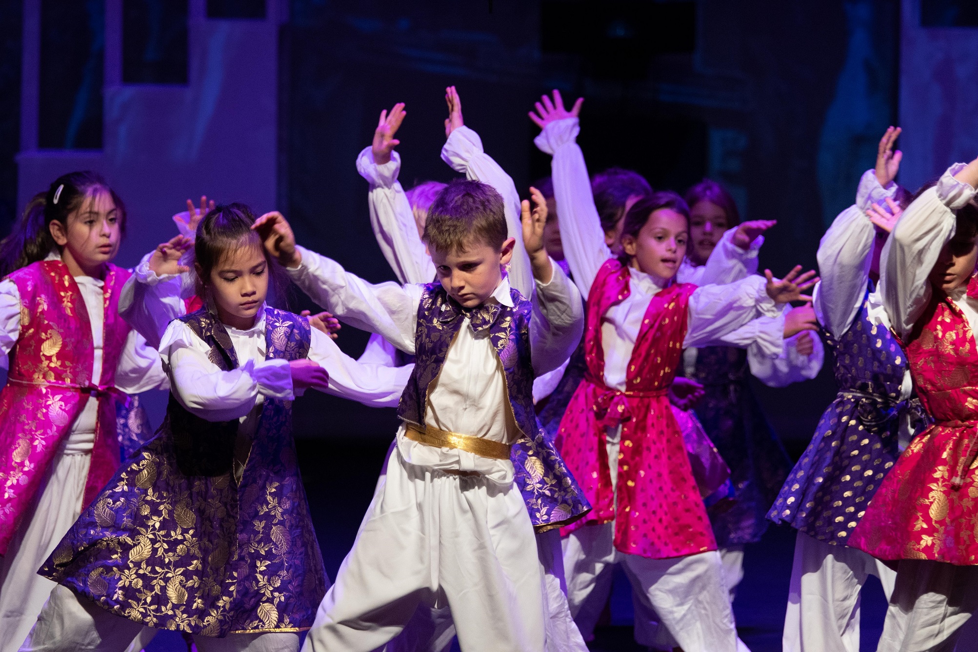 أول عمل مسرحي مدرسي ضخم باللغة العربية في أبوظبي  بمشاركة طلاب من مختلف الجنسيات