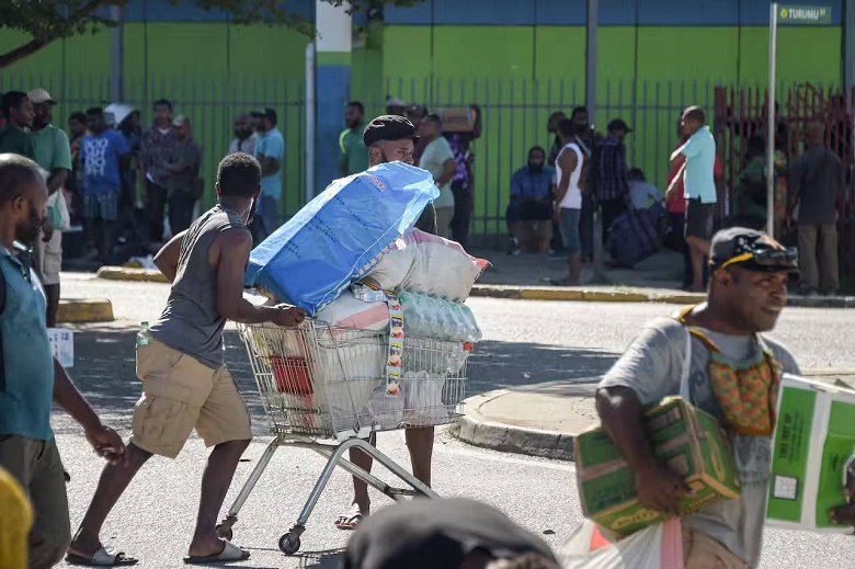 15 قتيلاً في بابوا غينيا الجديدة وسط أعمال نهب إثر إضراب للشرطة