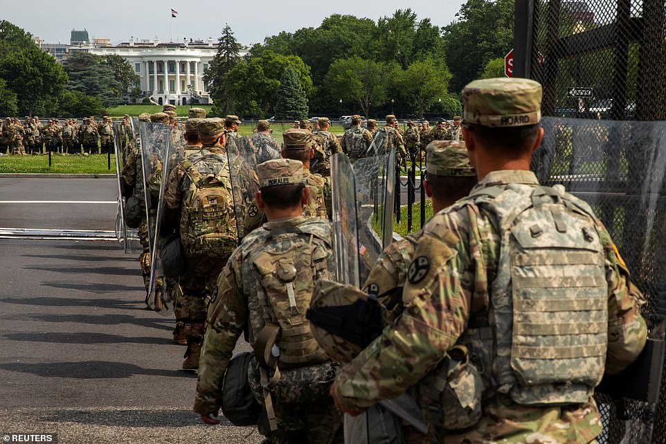 البيت الأبيض يستعد لنشر 10 آلاف جندي لقمع الاحتجاجات في واشنطن