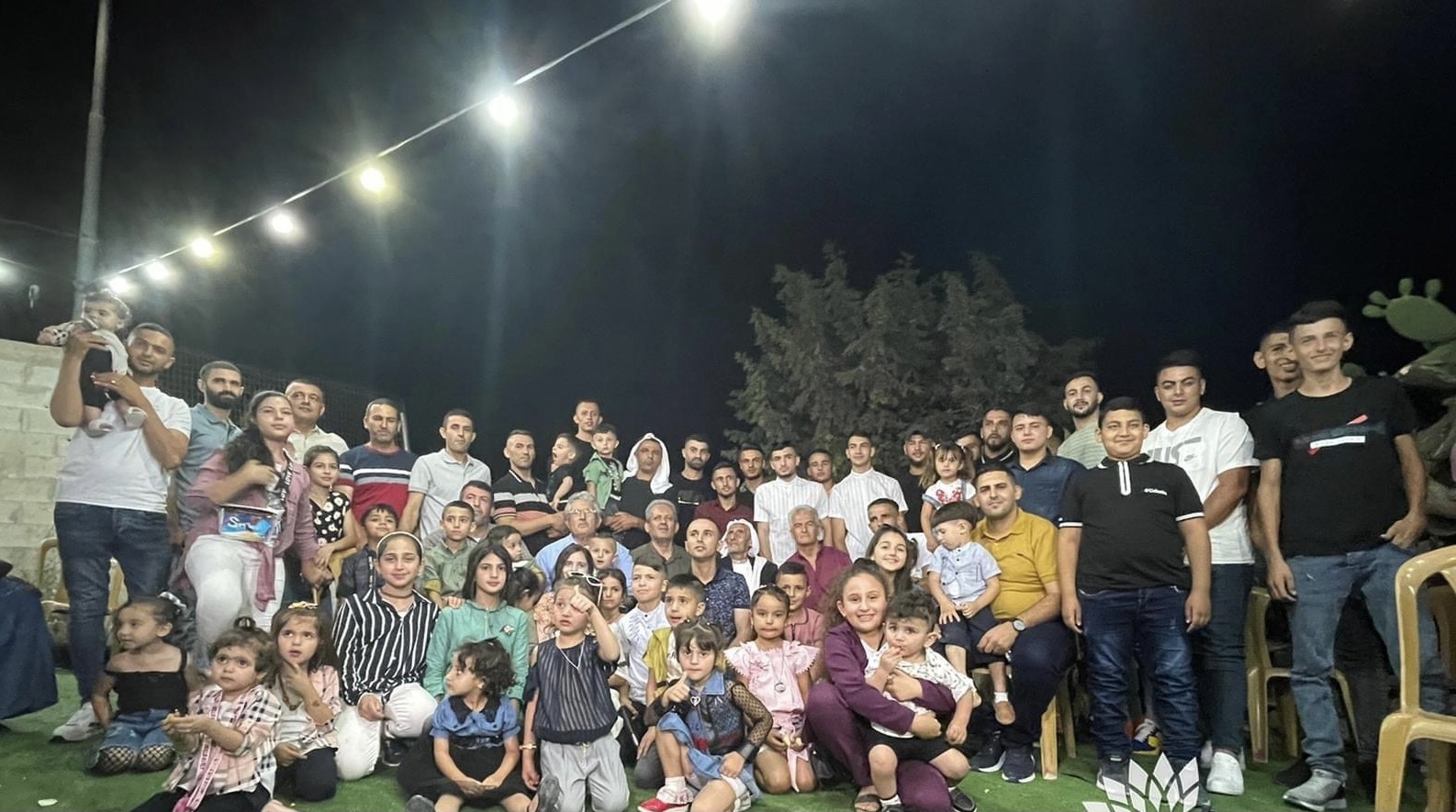 تسعيني فلسطيني يحتفل بالعيد مع أولاده وأحفاده الـ 300 