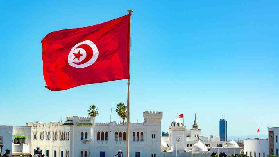 تونس تفرض حظر تجول اعتبارا من الثلاثاء