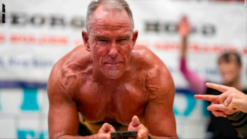 رجل عمره 62 عاماً يحطم الرقم القياسي لتمرين "اللوح الخشبي"
