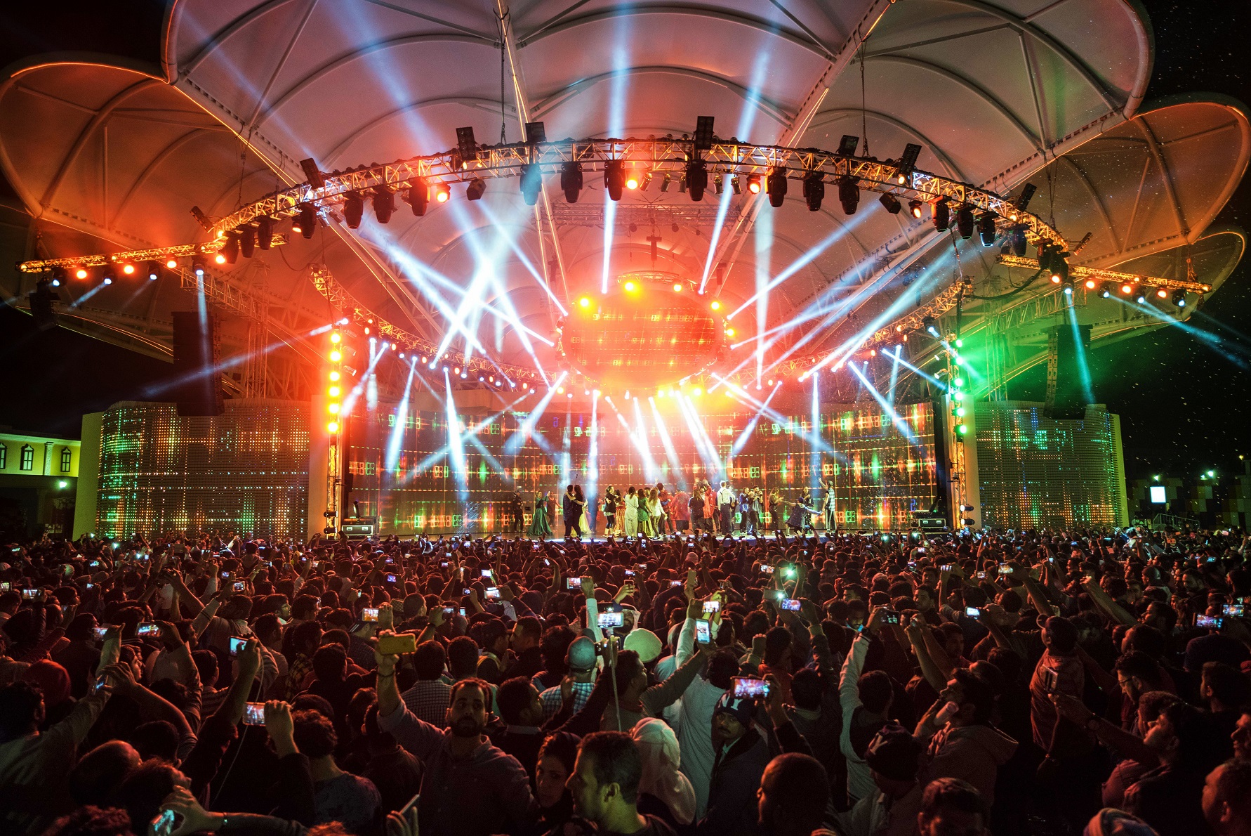 القرية العالمية تنظم أكبر حفل افتراضي لموسيقى الروك يجمع ثقافات العالم في دبي