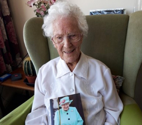 عمرها 110 أعوام وتواجه «كورونا»بالضحك