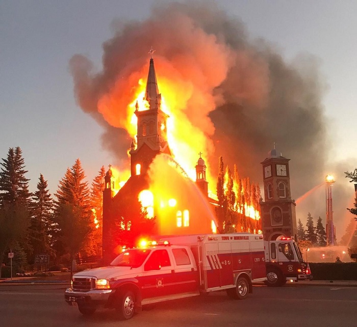 33 كنيسة تتعرض للحرق في كندا بعد فضيحة دفن أطفال السكان الأصليين