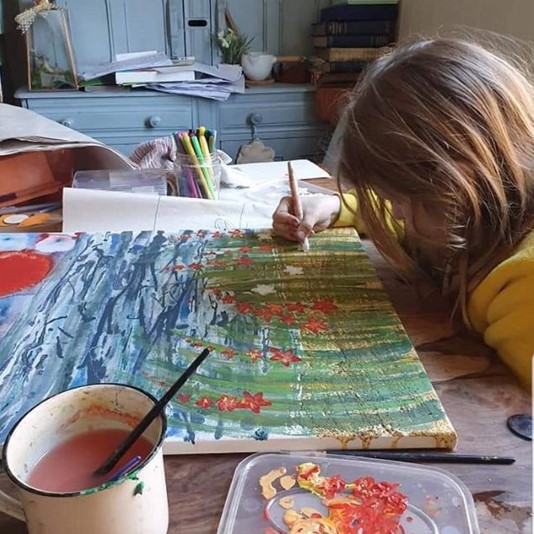 طفلة تبيع لوحاً فنية من رسمها لتتبرع بثمنها لمُحاربة السرطان