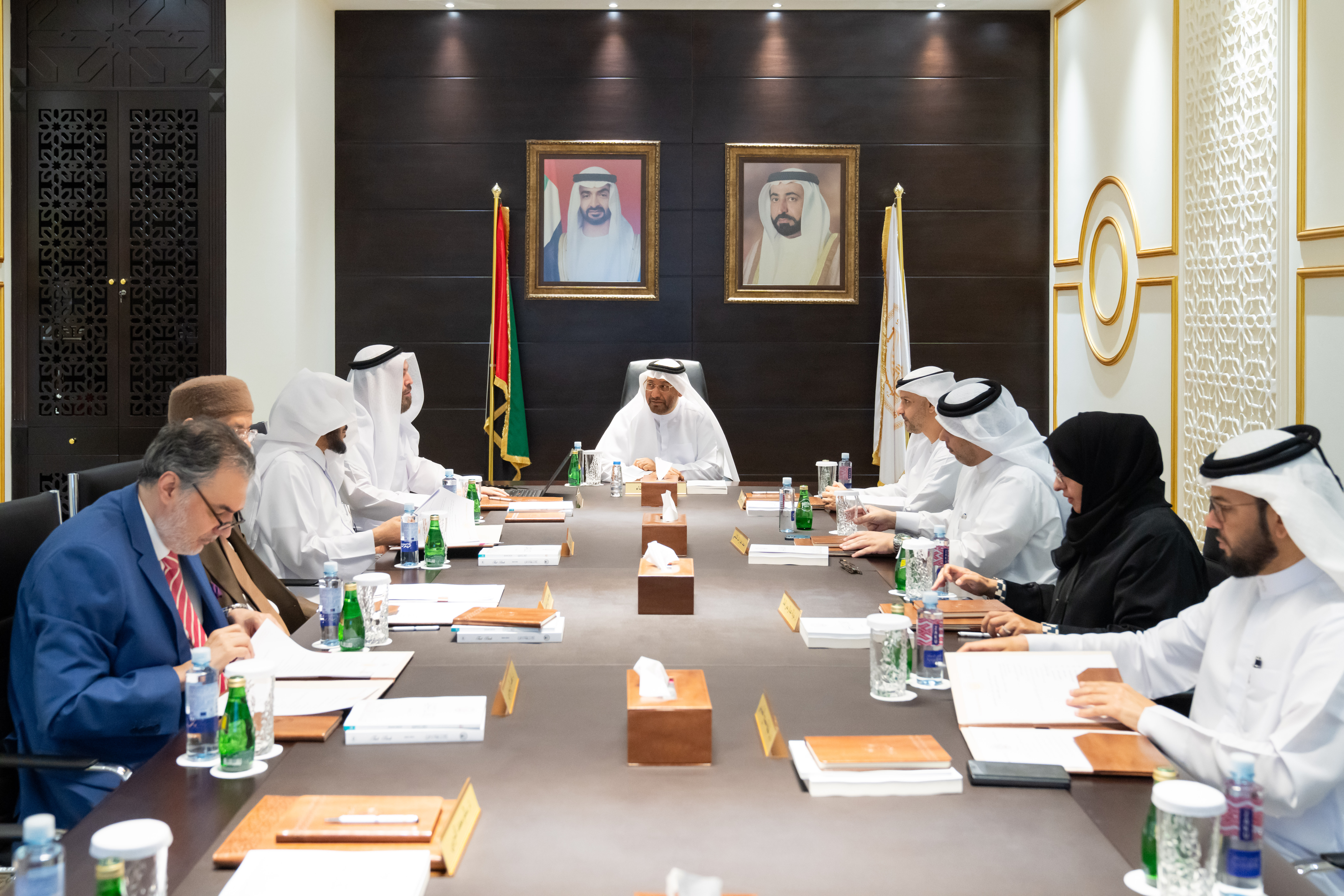 مجلس أمناء الجامعة القاسمية يعقد اجتماعه ويستعرض مؤشرات الأداء الاستراتيجي ومستهدفاتها