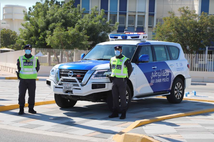شرطة أبوظبي تفعّل منظومة خفض السرعات في 8 طرق