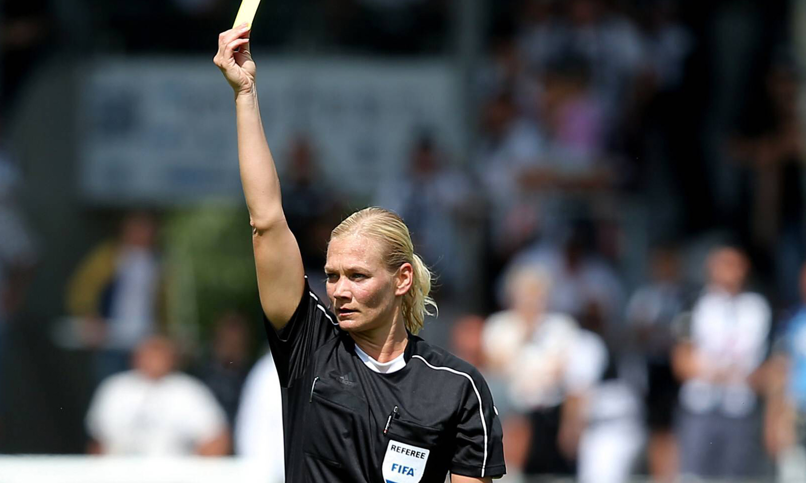 اختيار أول امرأة لتحكيم مباراة السوبر الألماني بين البايرن ودورتموند