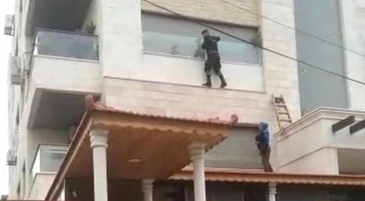 مشهد يحبس الأنفاس من عملية إنقاذ مسنة أردنية علقت في شرفة منزلها