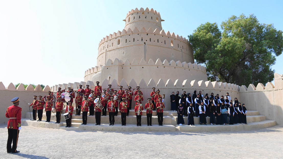 عروض متميزة لموسيقى شرطة أبوظبي في قلعة الجاهلي