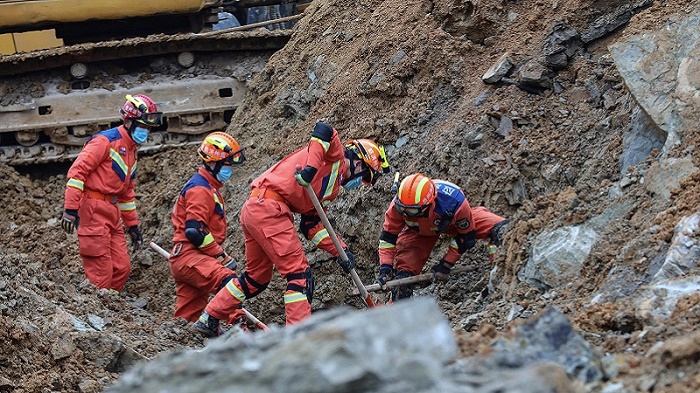 مصرع 14 شخصا في انهيار أرضي بإقليم سيتشوان الصيني