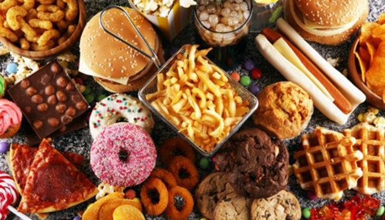 دراسة: تناول الأطعمة الفائقة المعالجة يمكن أن يزيد من خطر الإصابة بالسرطان