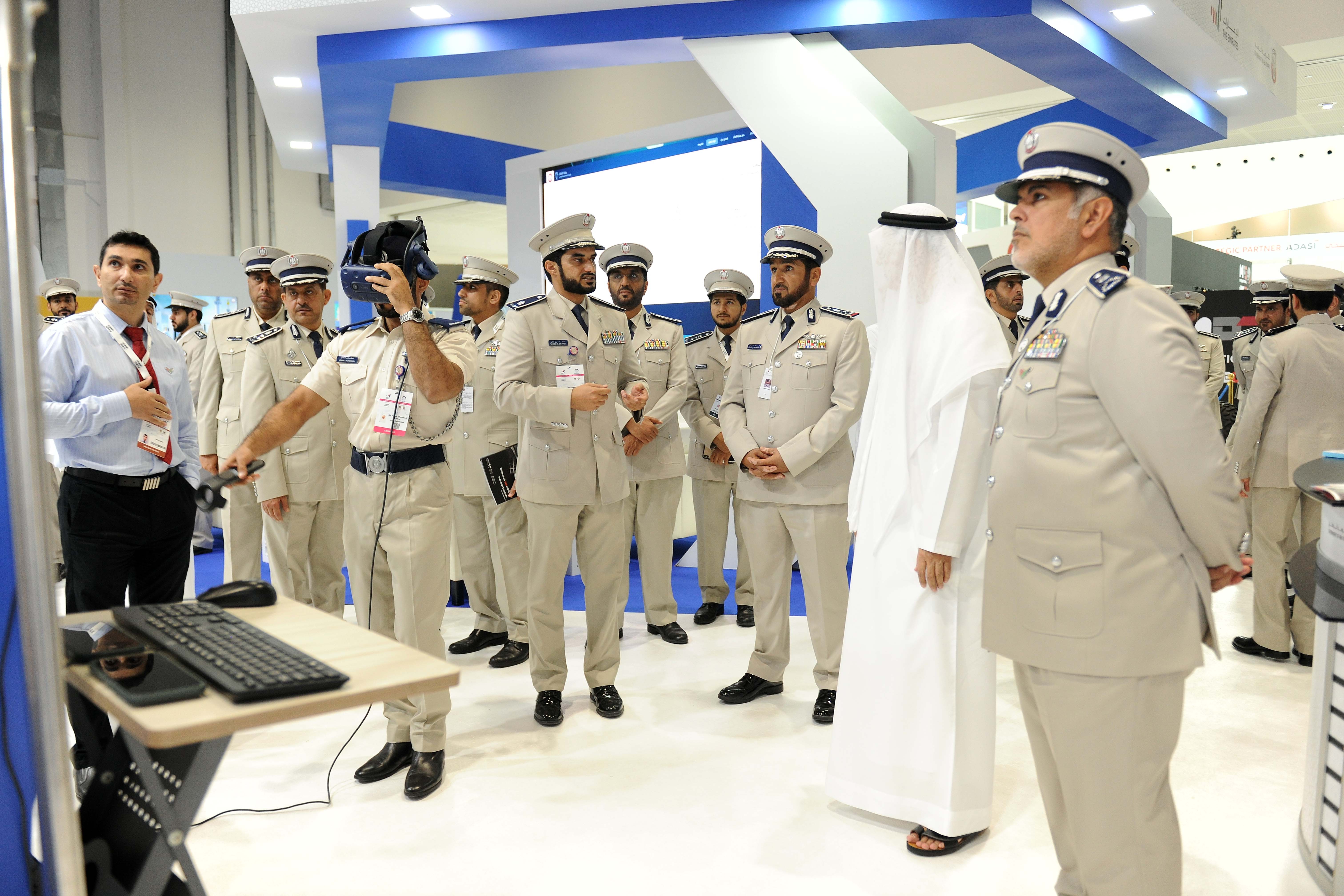 قائد عام شرطة أبوظبي يزور معرضي "يومكس" وسيمتكس"