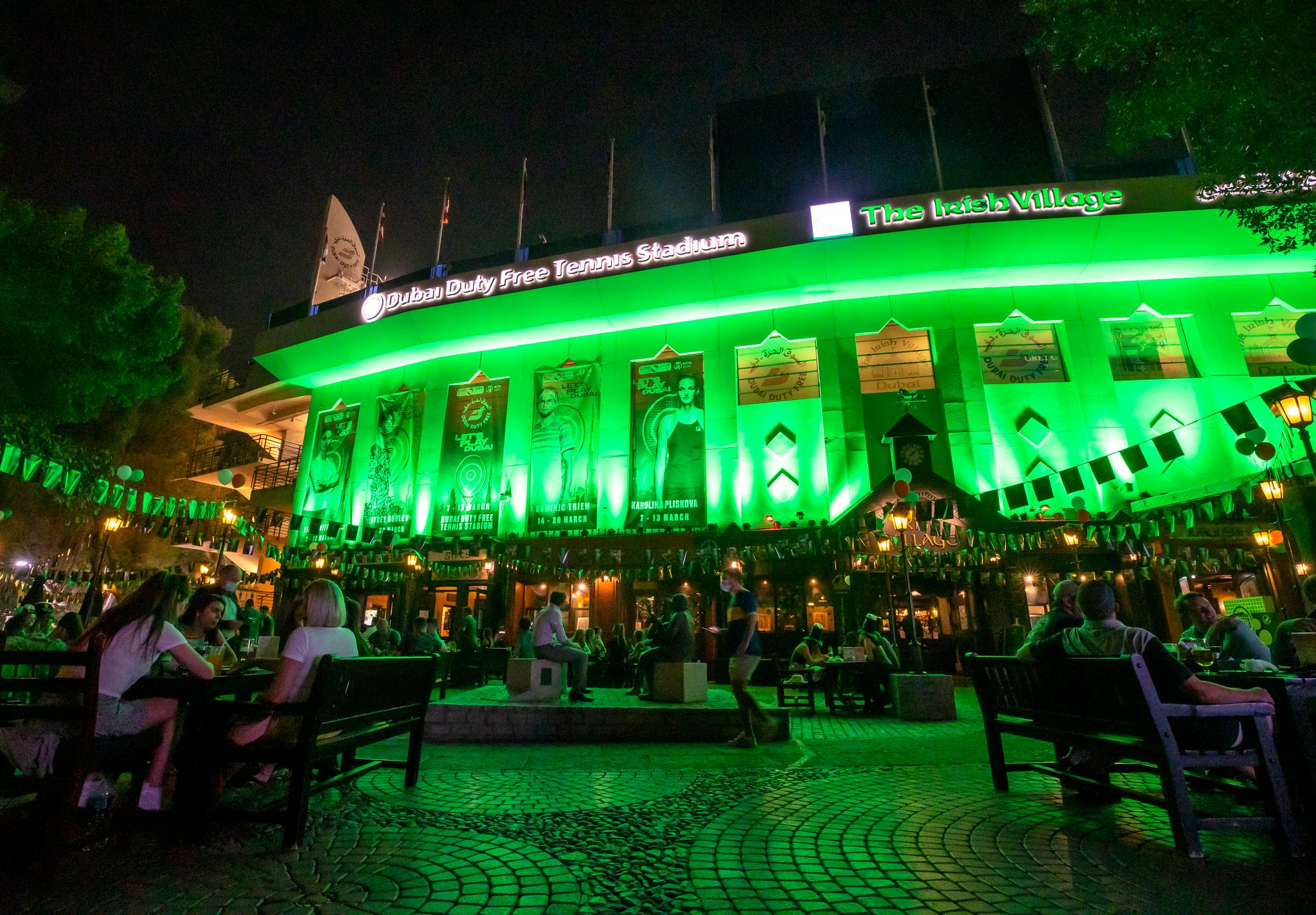 استاد سوق دبي الحرة للتنس يتألق باللون الأخضر احتفالاً باليوم الوطني الأيرلندي