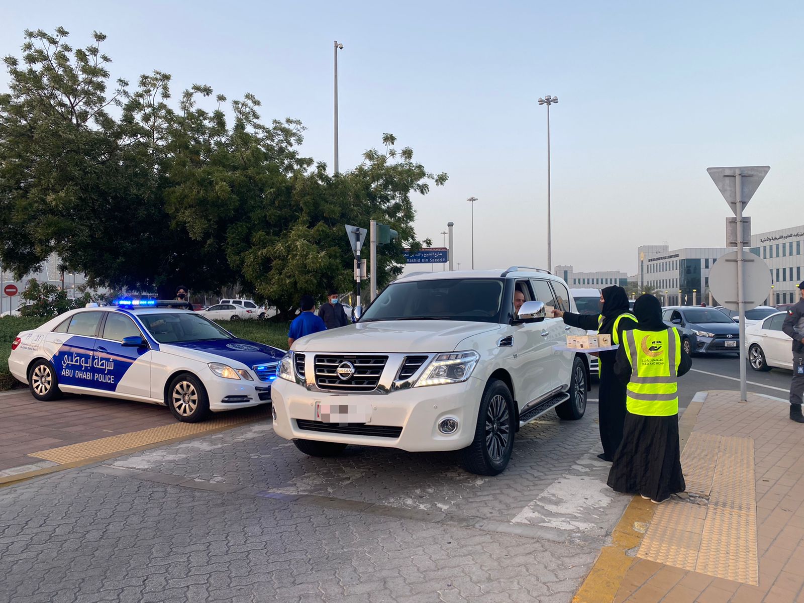‎شرطة أبوظبي و"أبشر يا وطن" توزعان 30 ألف وجبة إفطار صائم على السائقين