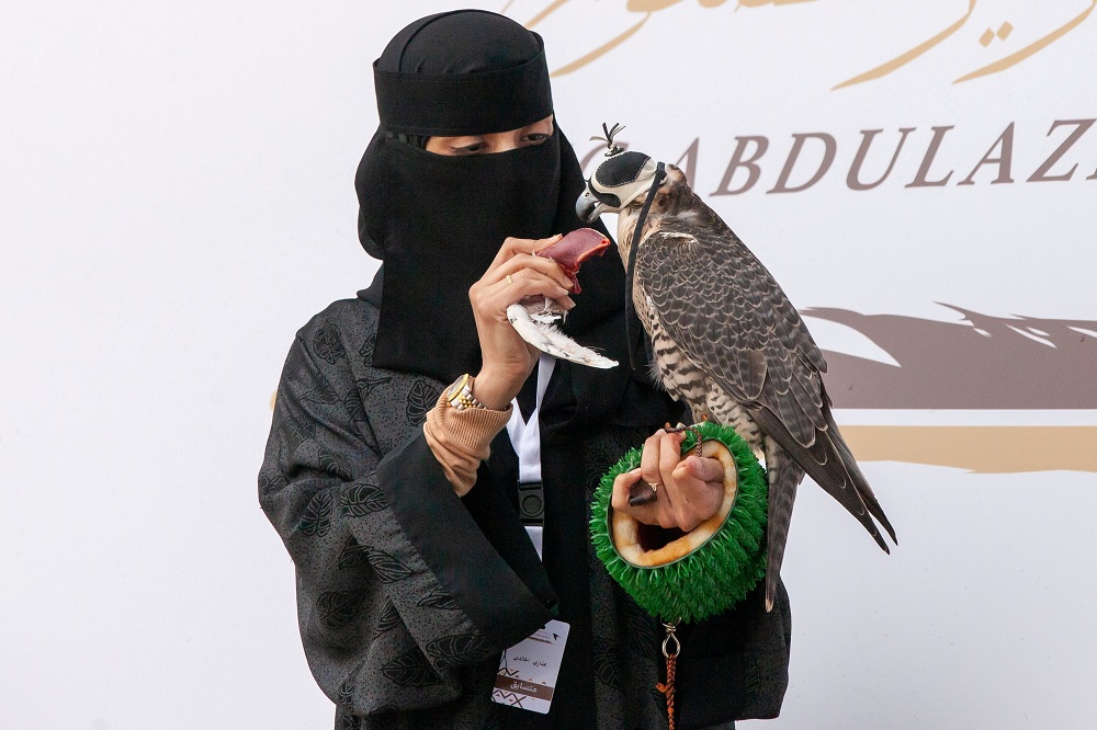 عذاري الخالدي.. أول سعودية تتأهل للمشاركة في مسابقات الصقور