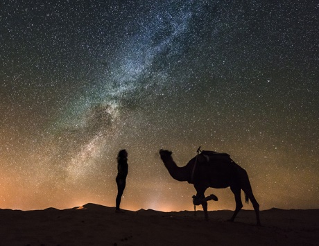السياحة الفلكية.. متعة تأمل النجوم والاستمتاع بهدوء الصحراء