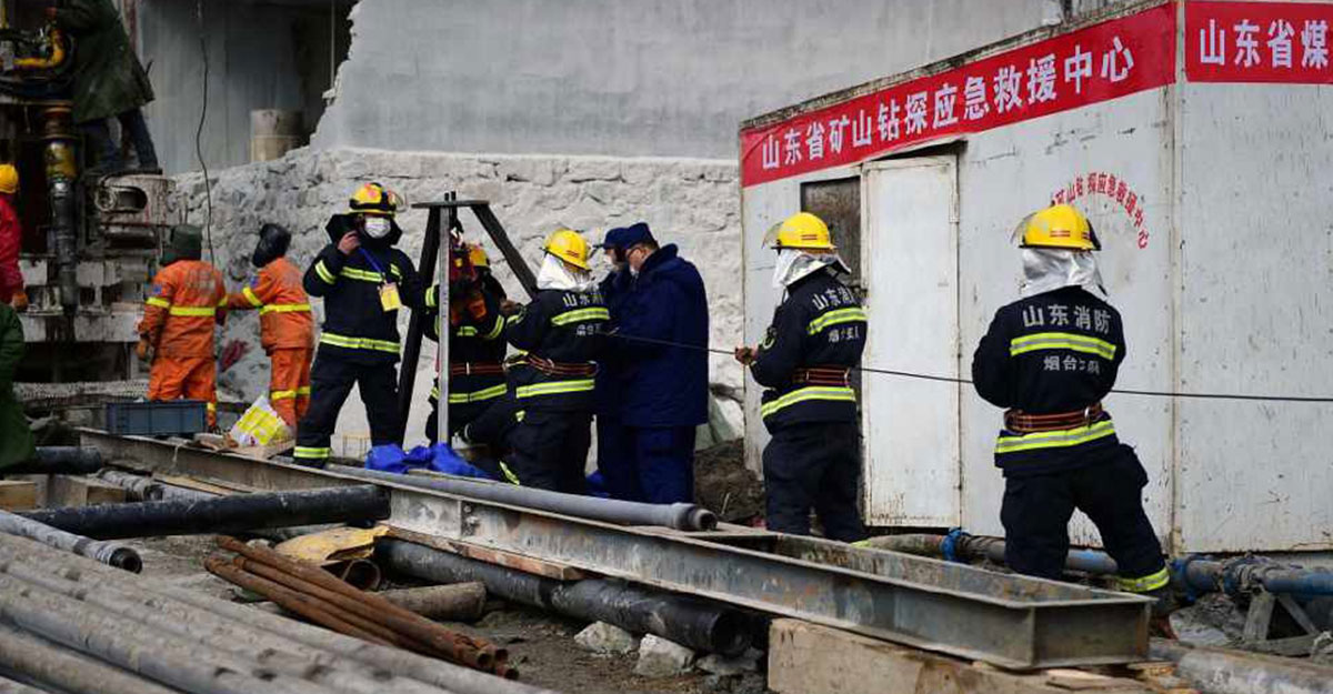 إنقاذ أول شخص من 22 عاملاً محاصرين في منجم ذهب صيني